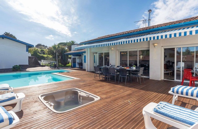 Beautiful private villa for 15 guests with hot tub, private pool, WIFI, TV, terrace and pets all.