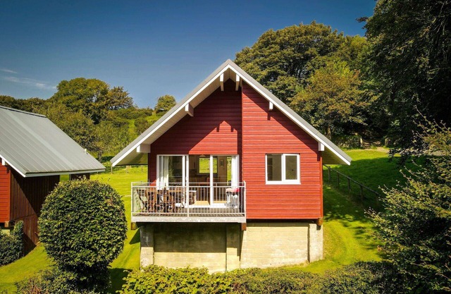 Beautiful private villa for 4 people with WIFI, hot tub, TV, patio, pets allowed and parking