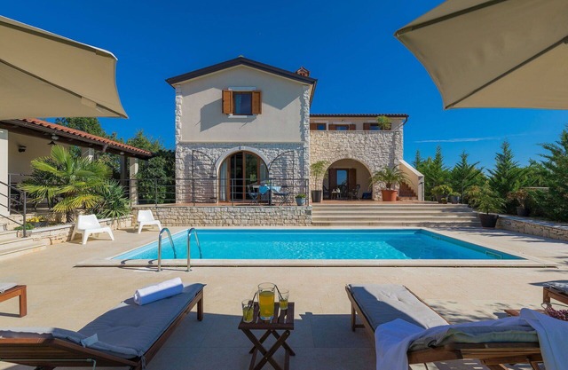 Beautiful private villa for 8 people with A/C, WIFI, private pool, TV, terrace and pets allowed