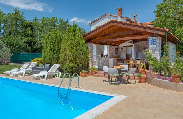 Beautiful private villa for 11 guests with A/C, private pool, WIFI, TV, patio and parking