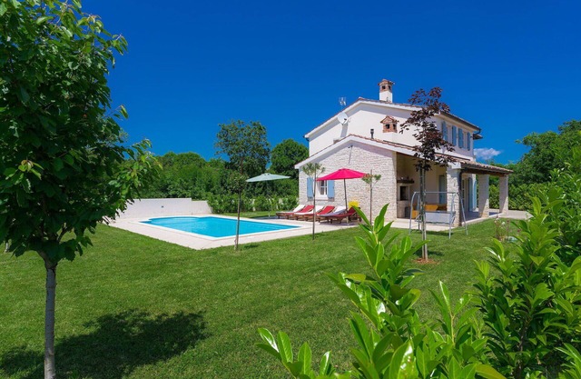 Beautiful private villa for 8 people with A/C, WIFI, private pool, TV, terrace and pets allowed