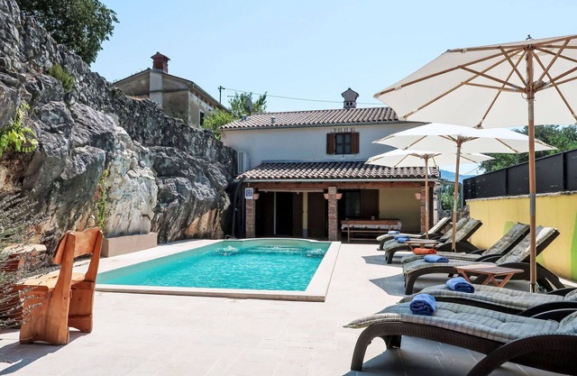 Beautiful private villa for 6 guests with WIFI, A/C, private pool, TV, terrace and pets allowed