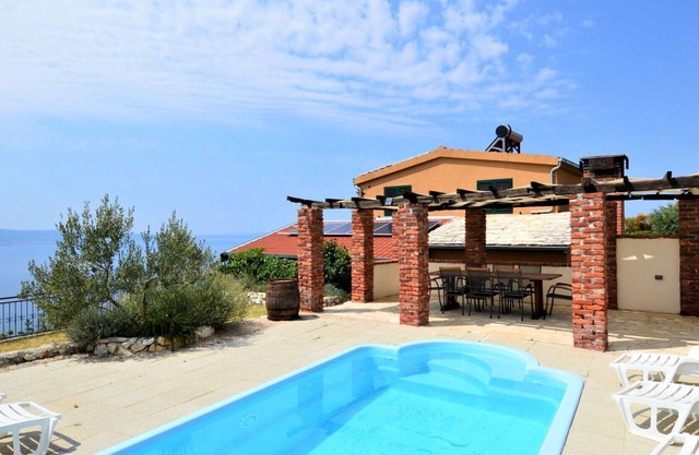 Beautiful private villa with private pool, A/C, WIFI, TV, patio, pets allowed and parking