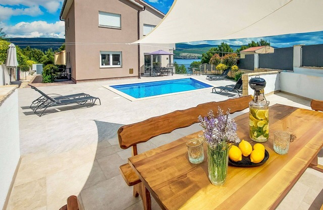 Beautiful private villa for 10 people with WIFI, private pool, A/C, TV, patio and pets allowed