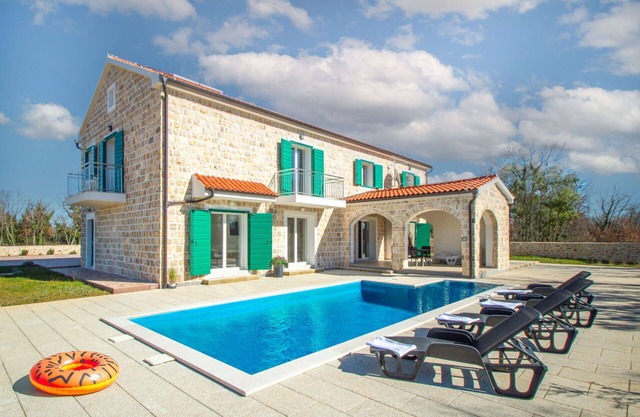 Beautiful private villa with private pool, WIFI, A/C, TV, terrace, pets allowed and panoramic view