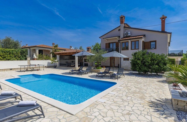 Beautiful private villa with WIFI, A/C, hot tub, private pool, TV, terrace, pets allowed and par.