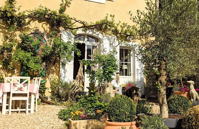 Beautiful property, stunning location, 50 metres from the beach of Limeuil.