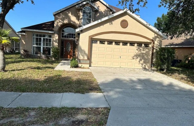 Beautiful, Quaint, Clean 4-bedroom/2.5 home 7.8 miles from all Disney Parks!
