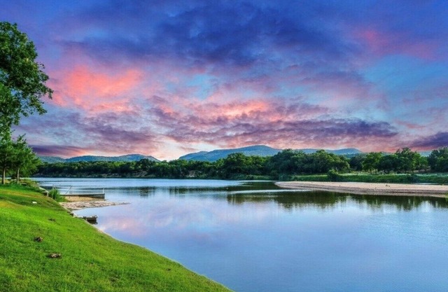 Beautiful Quiet Getaway on Llano River w/Lake LBJ Access