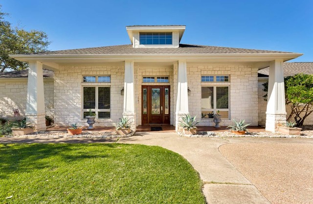 Beautiful Ranch Home in the Hill Country near Lake Travis