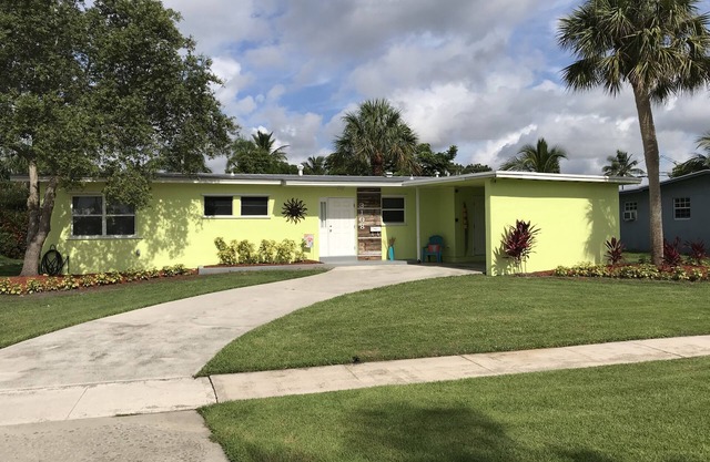 Beautiful remodeled beach home 3 bedroom 2 bath. Club Med neighborhood. enjoy!