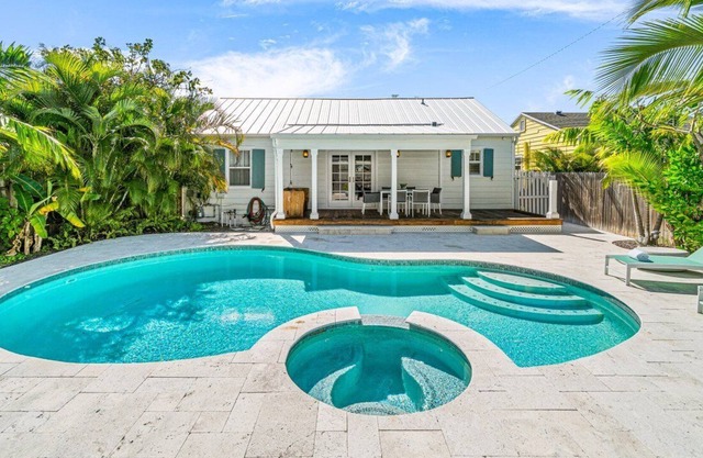 Beautiful remodeled home with pool and spa, 1 mile to the beach!