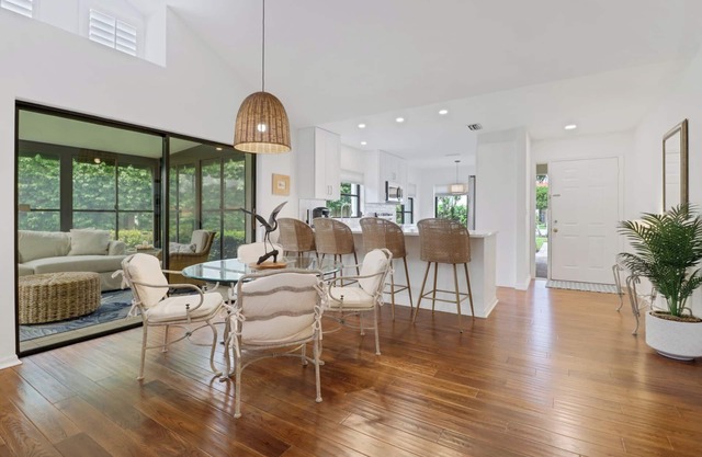 Beautiful, Remodeled Villa Within Walking Distance to Vanderbilt Beach!