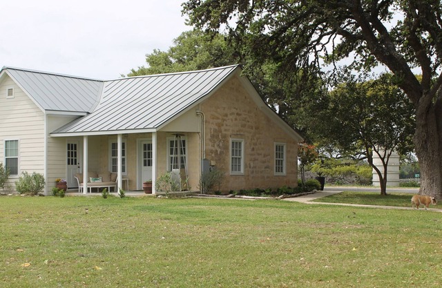 Beautiful Renovated Cottage w/ Shared Pool, Hot Tub & Free Wifi