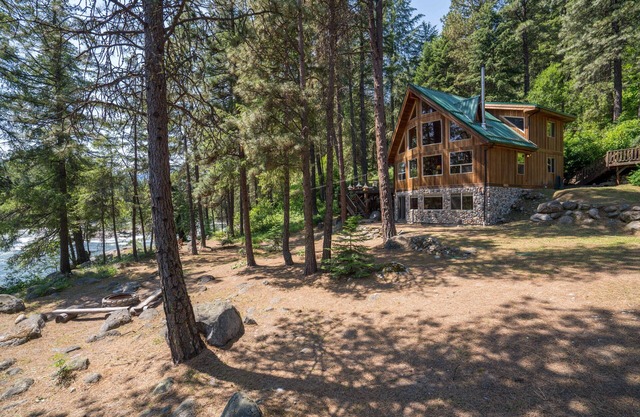 Beautiful Riverfront Home-Quiet and Private-Leavenworth-Family Friendly-WI-FI