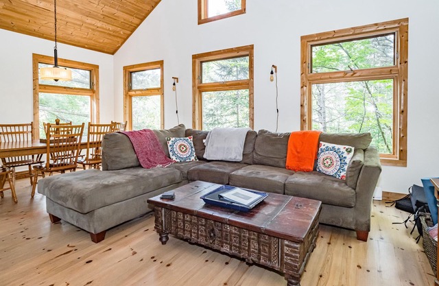 Beautiful Riverside Cottage that your family will enjoy!