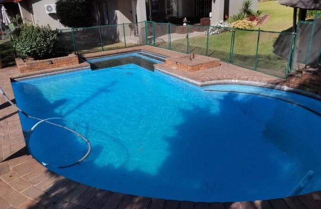 Beautiful rose garden cottage with pool n braai. Pet Friendly!