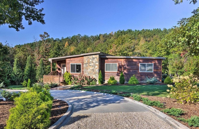 Beautiful Rutherfordton Retreat w/ Fire Pit!
