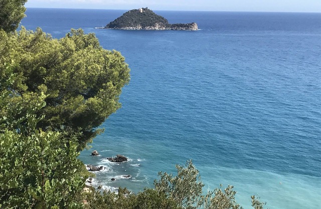 Beautiful stone house near Garlenda, 10 minutes to the sea, pets welcome