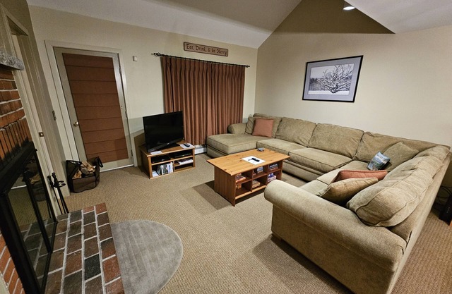 Beautiful Ski In/Out Sugarloaf Condo Close to Great Amenities