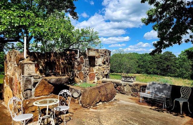 Beautiful Secluded Cottage with Majestic Stone Patio -Pet friendly!