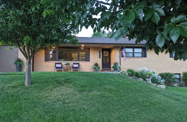 Beautiful secluded Spacious 4-bedroom house in charming Rapid City with AC, WiFi