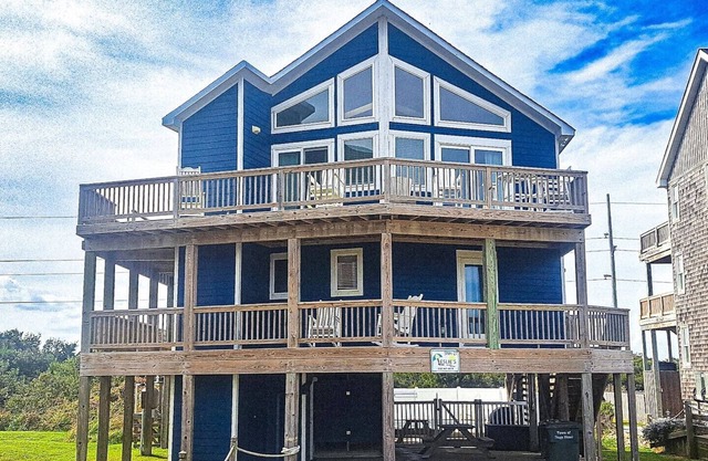 Beautiful Semi-of in S. Nags Head. Private Pool, Elevator, Pets OK, Great ocean views and short w.