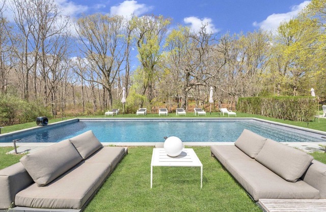 Beautiful Shelter Island Getaway on over an acre, minutes from the ferry!