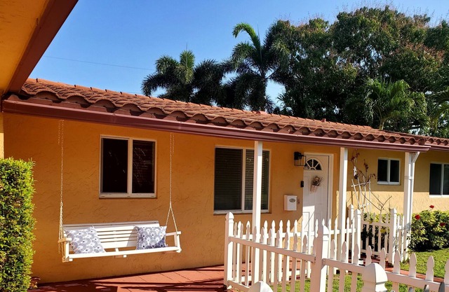 Beautiful South FL Oasis. 2/2 Charming Home with pool. 3 miles from the beach.