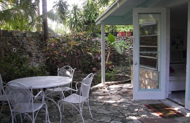 Beautiful South Grove Cottage in Peaceful Setting
