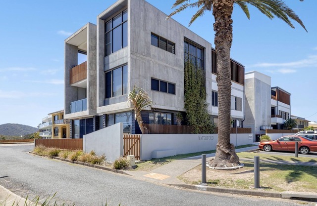 Beautiful spacious unit with amazing views.