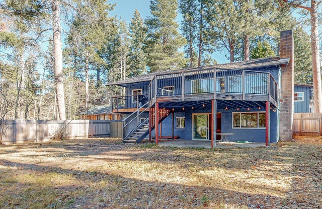 Beautiful spacious home on golf course & a few blocks from lake - dog-friendly
