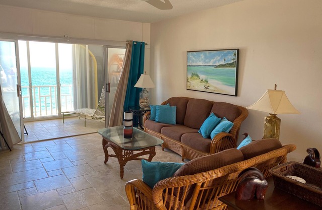 Beautiful Spacious Condo with Gorgeous Sea View