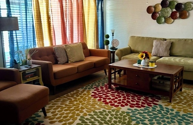 Beautiful, spacious 4-bdrm home off the Las Vegas Strip with views of the strat.