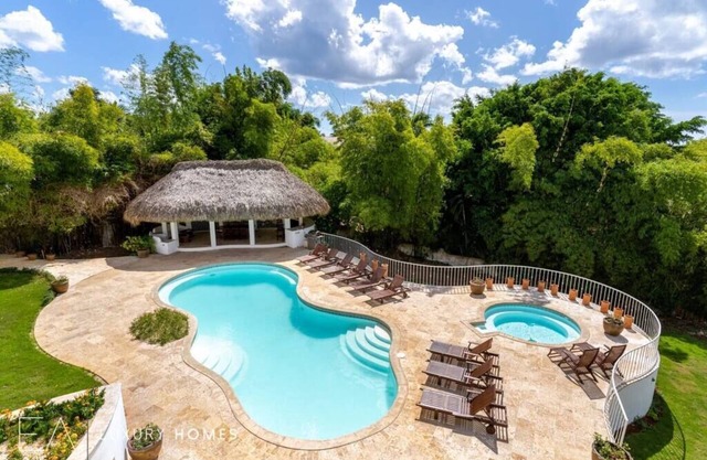 Beautiful & Spacious 6BR-Villa w/Pool, Jacuzzi &