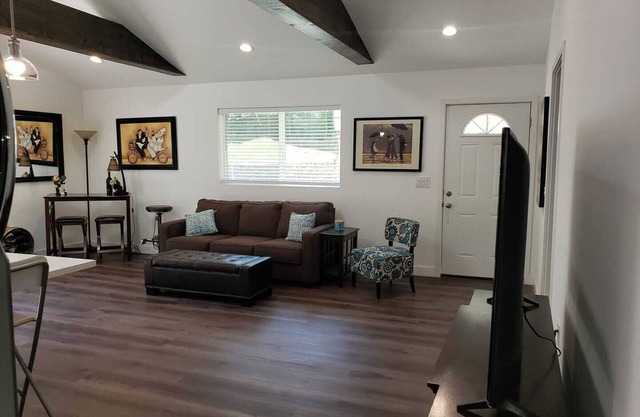 BEAUTIFUL SPACIOUS HOUSE W/HIGH CEILINGS, PATIOS & POOL