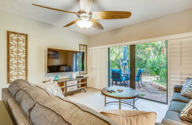 Beautiful, sunlit home with pool, tennis court & beach access - near the marina