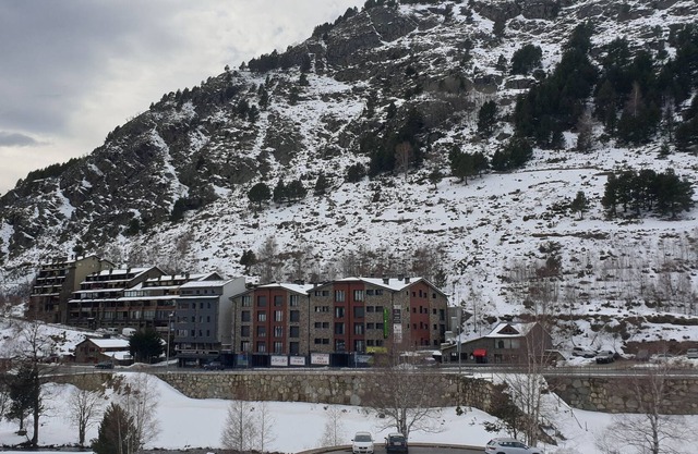 Beautiful sunny apartment in Incles - Mountain view