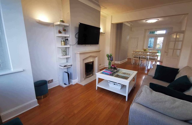 Beautiful Three Bedroom Home close to Stations