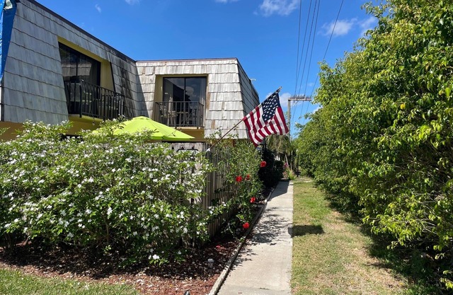 Beautiful Townhome with private patio/swimming pool and pet friendly !