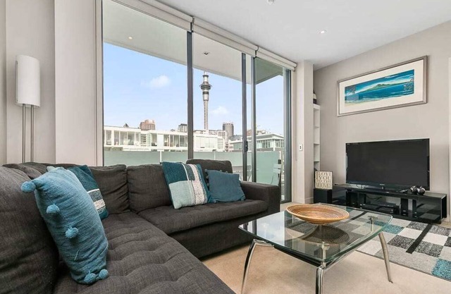Beautiful Two Bedroom - Pool, Gym & Free Parking!
