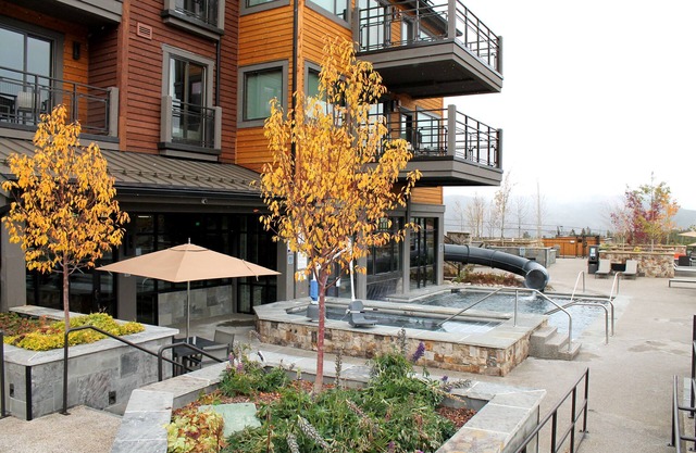 Beautiful unit overlooking Mountain ski in ski out luxury property