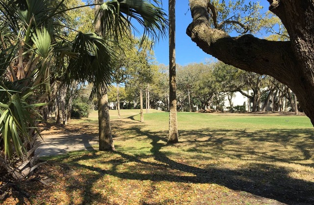 Beautiful updated 2 bed 2 bath Close to beach! Lakehouse pools and gym included