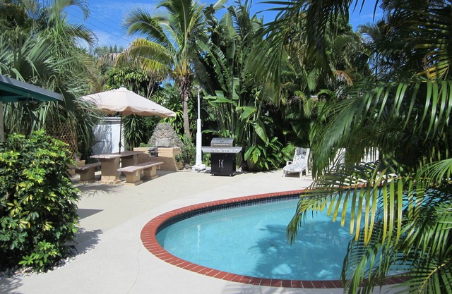 Beautiful Vacation Home 3 BR/2 BA with Private Pool