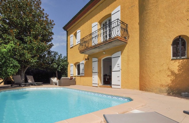 Beautiful vacation home with private pool and pretty walled garden in St.