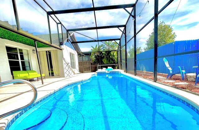 Beautiful Vacation Home 3mil to Disney w/GameRoom, Heated Pool, and Fire place!