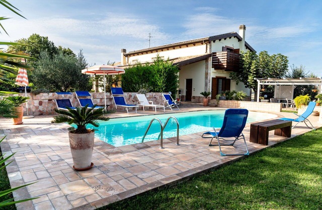 Beautiful villa for 5 guests with WIFI, pool, A/C, TV and patio