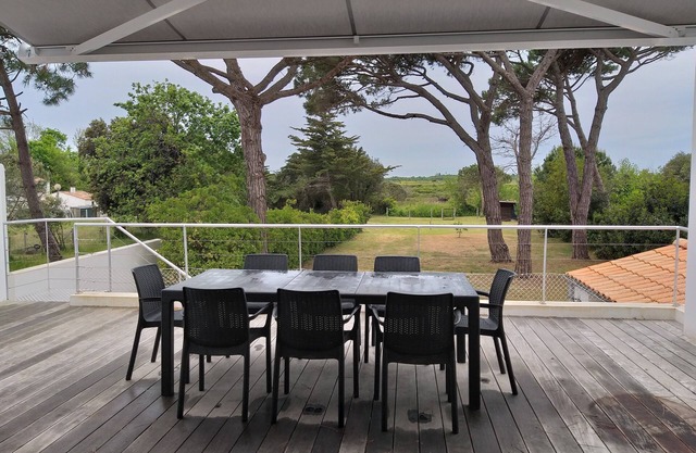 Beautiful villa 5 minutes from the beach. Pets welcome.