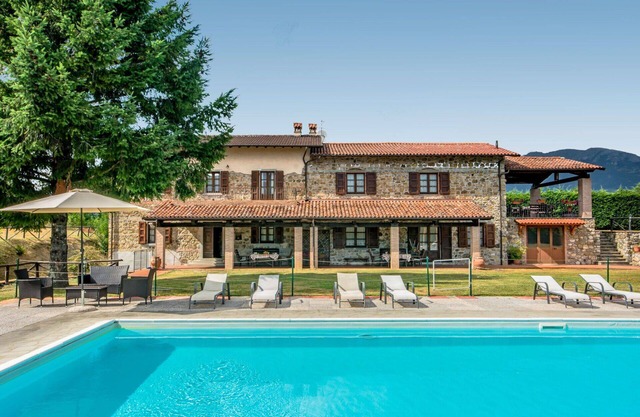 Beautiful villa for 8 people with WIFI, private pool, TV, pets allowed and parking