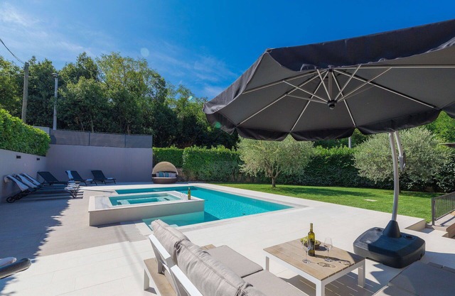 Beautiful villa for 4 guests with private pool, A/C, WIFI, hot tub, TV, terrace and parking